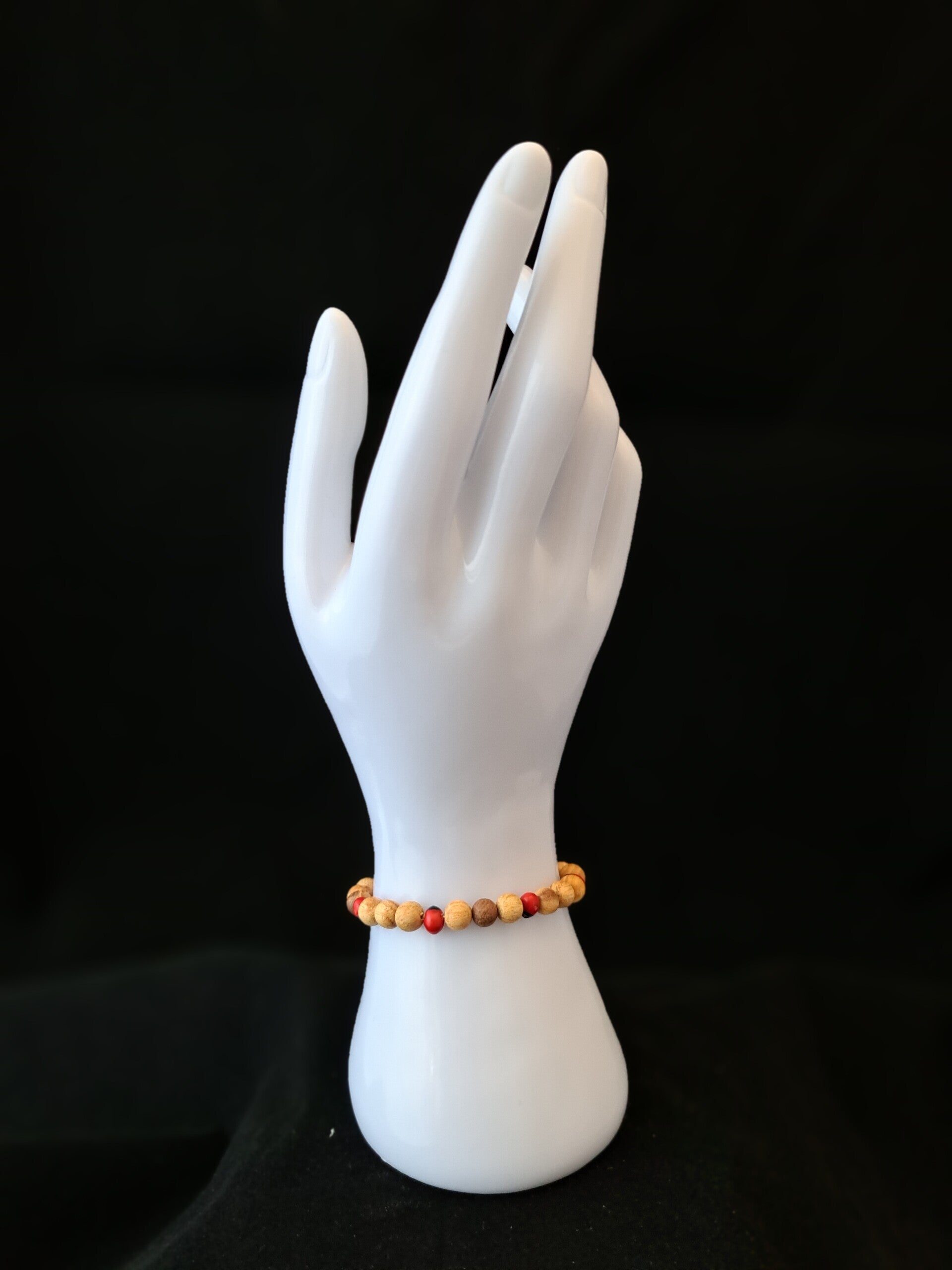 Palo Santo elastische armband met 7 kleine huayruro zaden.