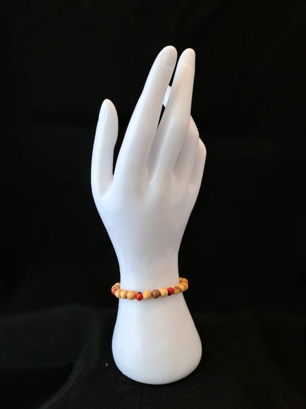 Palo Santo elastische armband met 7 kleine huayruro zaden.