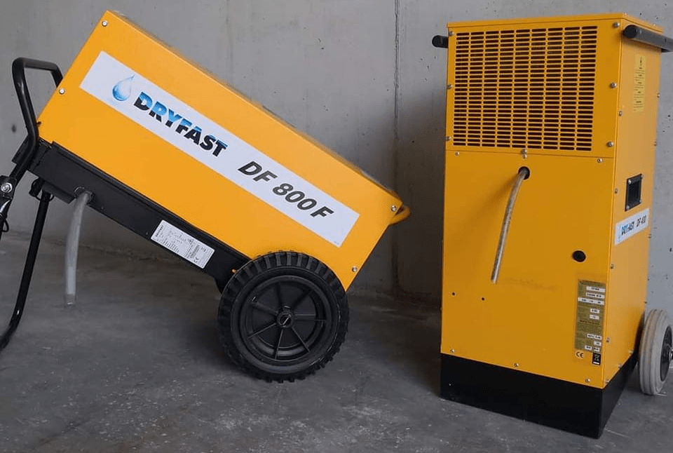 Industriële bouwdroger in woning tijdens renovatie