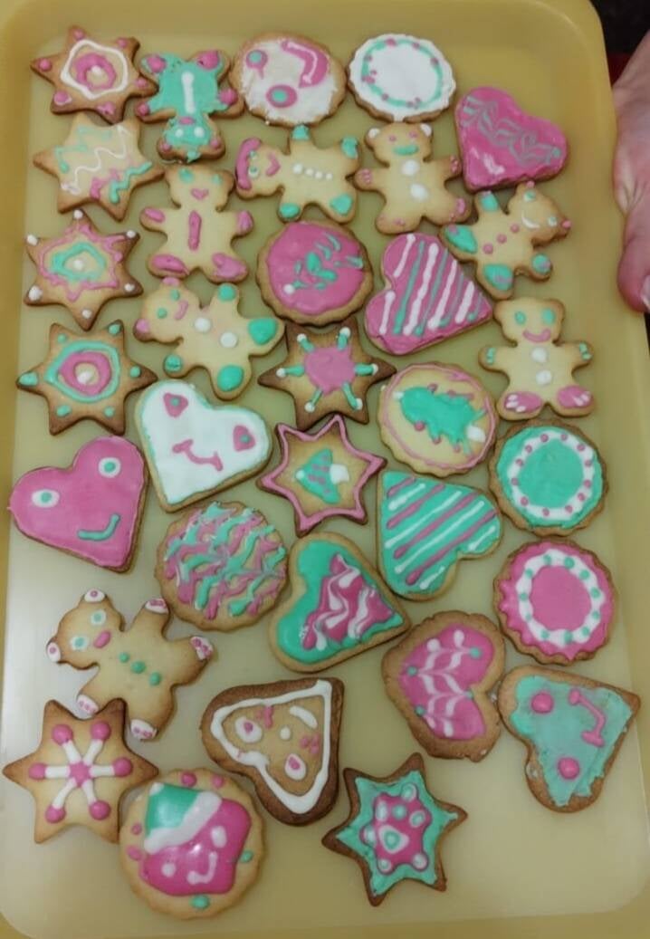 Dolcetti perfetti per colazione o merenda.  La loro fragranza e consistenza burrosa li rendono irresistibili per tutti. Realizzarli è semplice e divertente, ideale da fare in famiglia. I biscotti fatti in casa sono più sani e conservano il sapore autentic