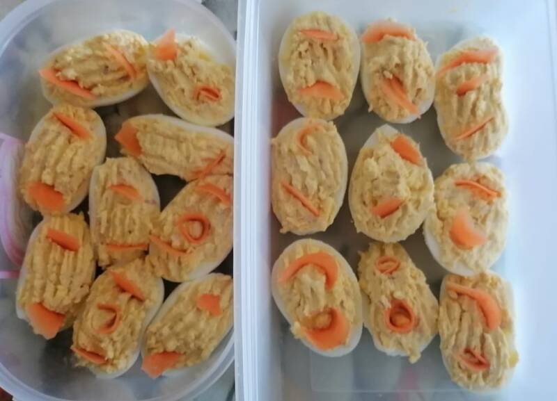 Uova ripiene decorate con carota.