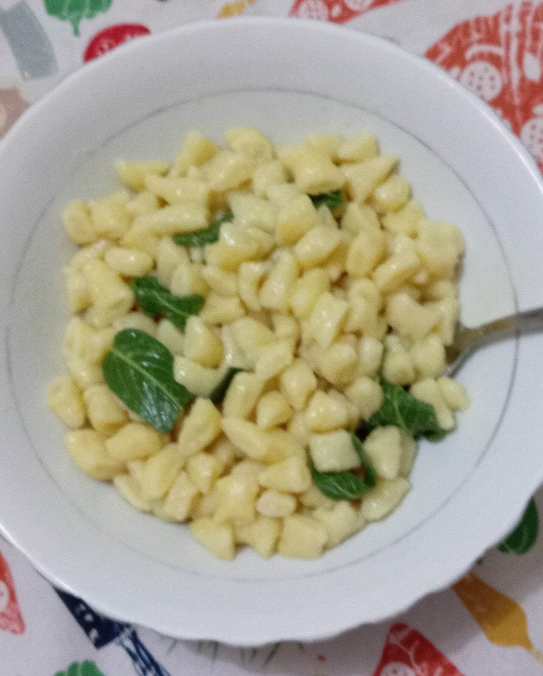 Scopri come realizzare gli gnocchi di patate, morbidi e vellutati fatti in casa. Perfetti per un pranzo o una cena.