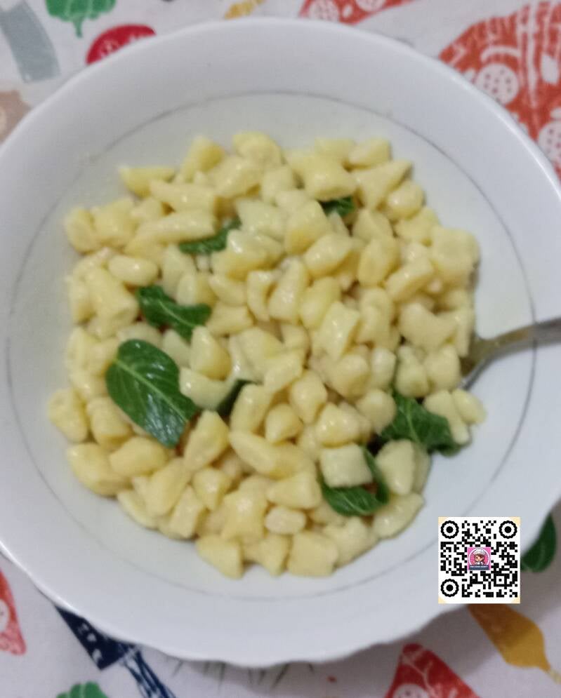 Gnocchi di patate conditi con burro e salvia.