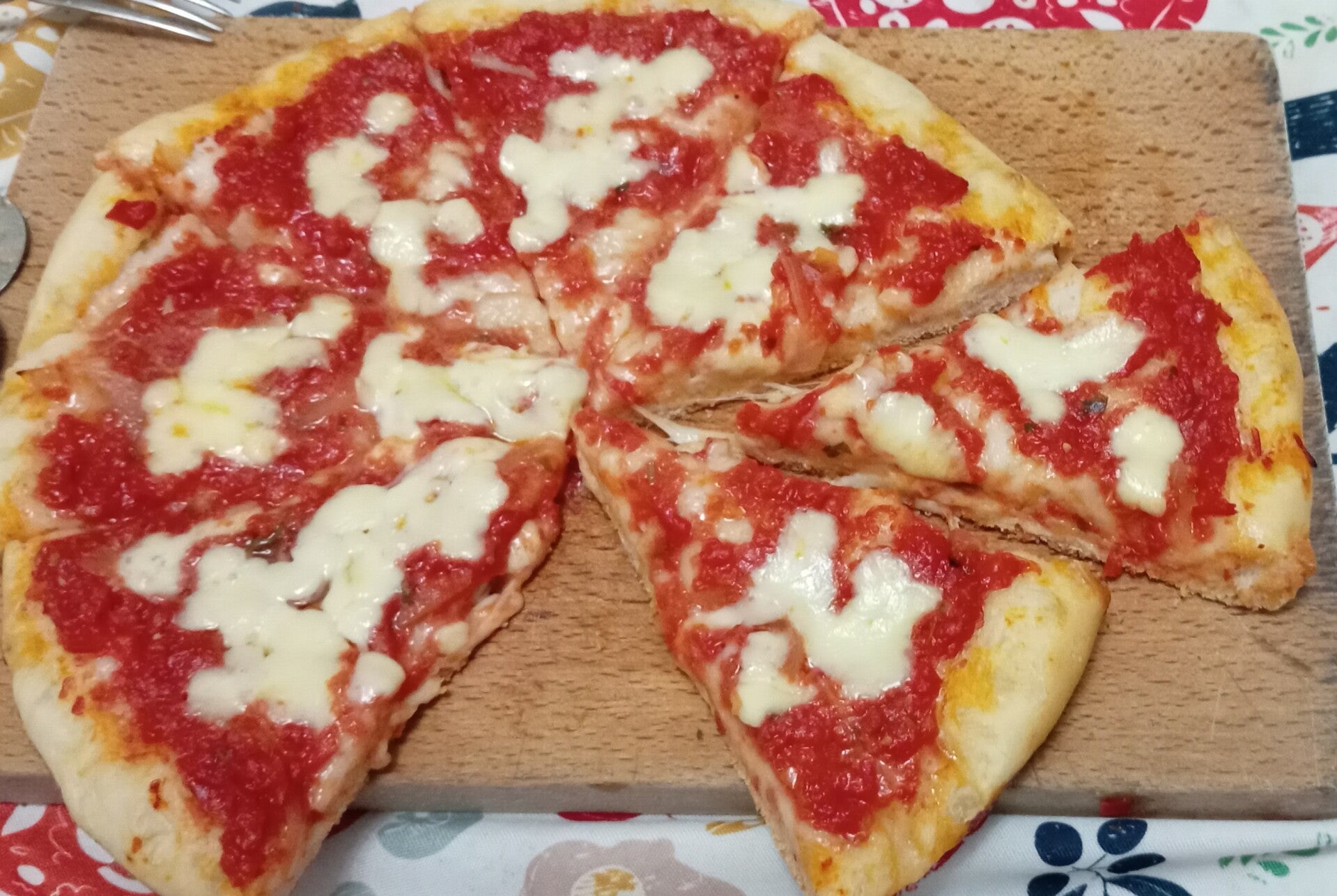 Scopri come realizzare la pizza, succulenta e irresistibile fatta in casa. Perfetto per una merenda o una cena.