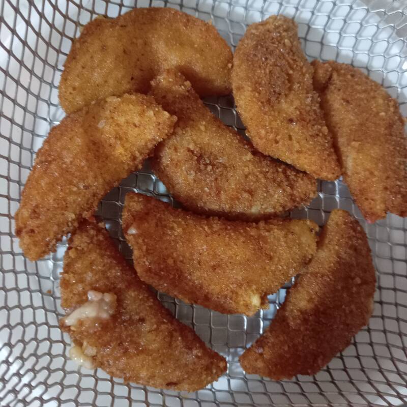 Sofficini impanati e fritti, pronti per essere gustati, in dettaglio la doratura perfetta.
