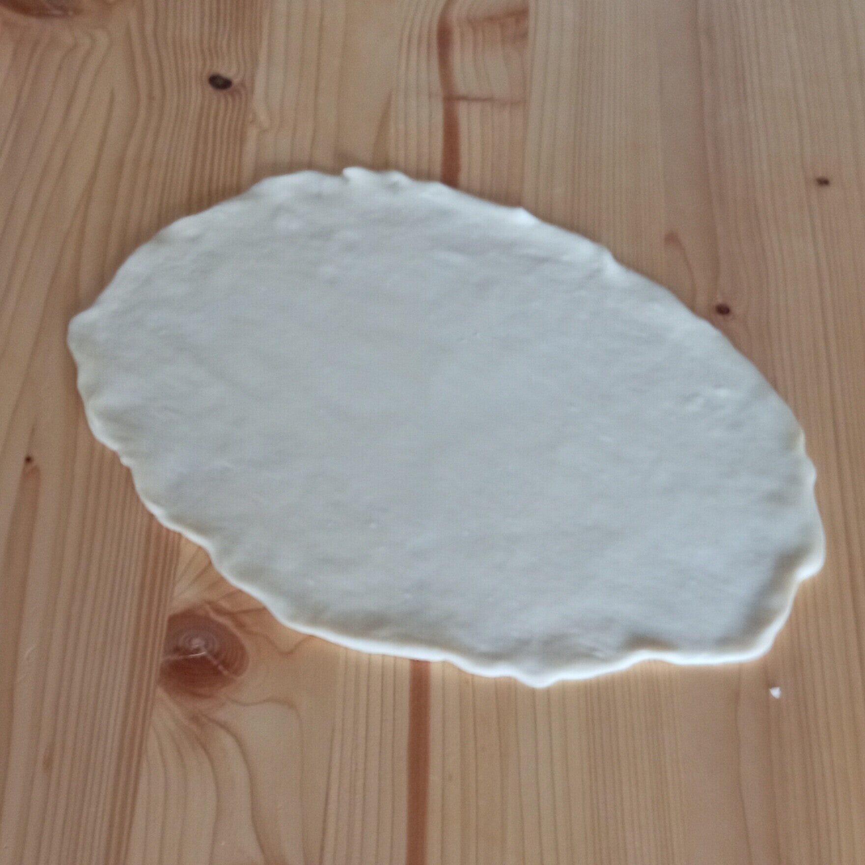 Stendere l'impasto sulle dimensioni della padella.