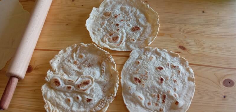 Le piadine appena cotte pronte per essere farcite.