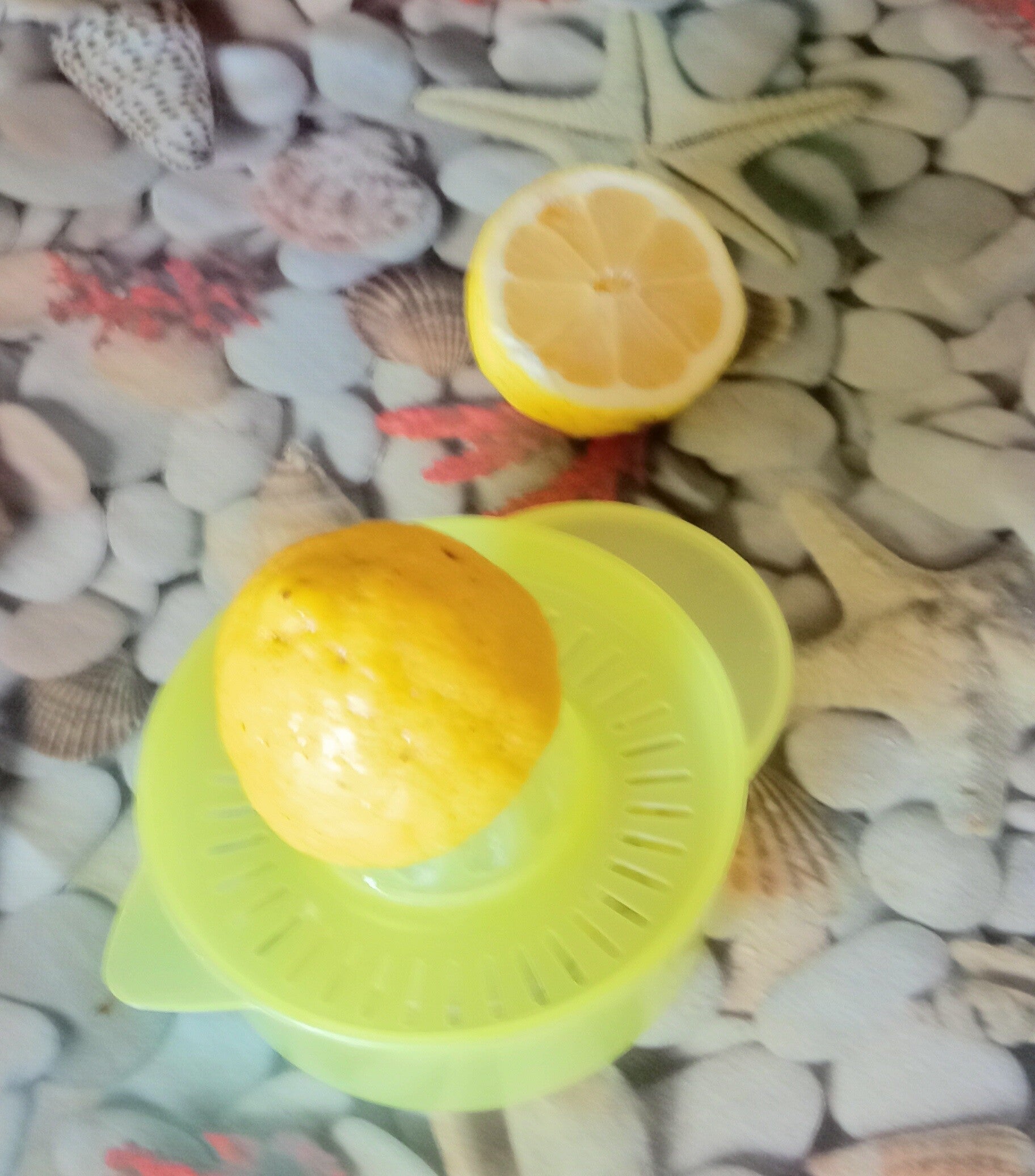 Spremere l limone.