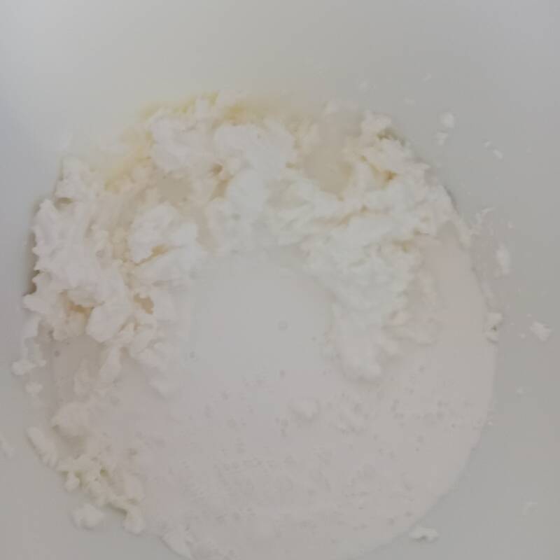 Metere il mascarpone nella ciotola dello sbattitore..