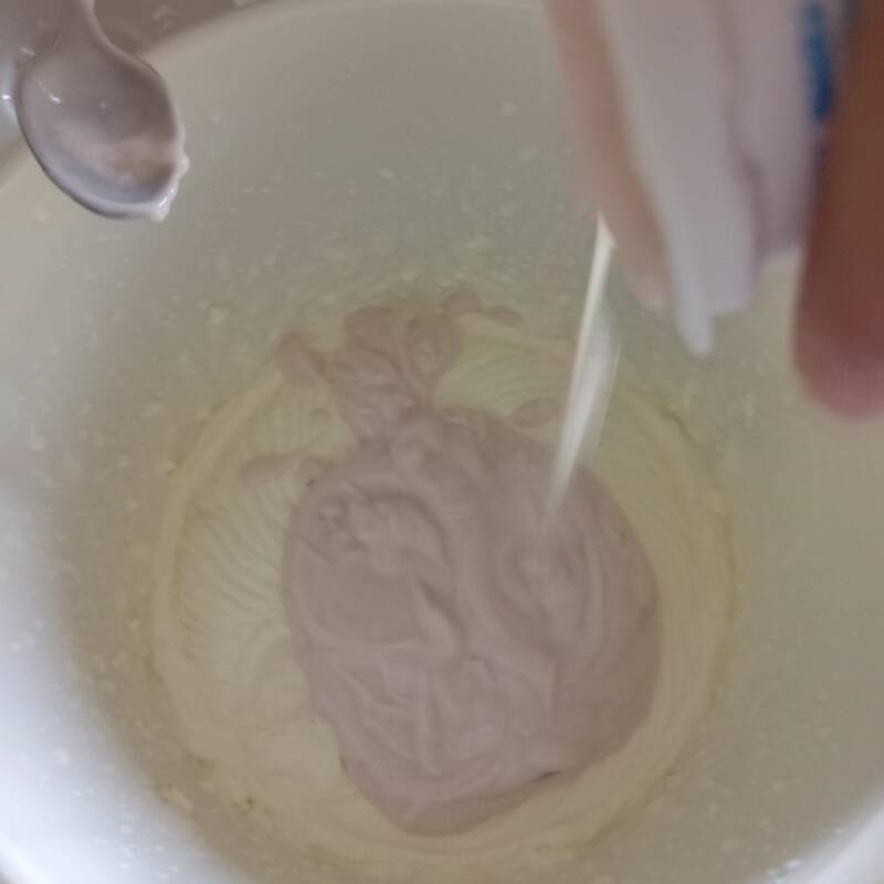Aggiungere lo yogurt alla fragola.