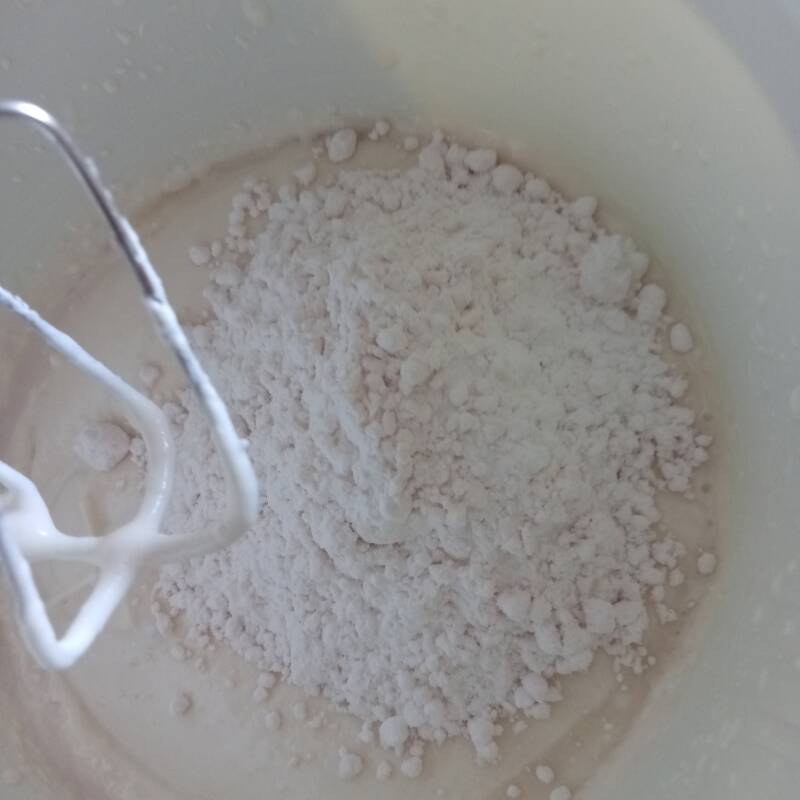 Aggiungere lo zucchero a velo.