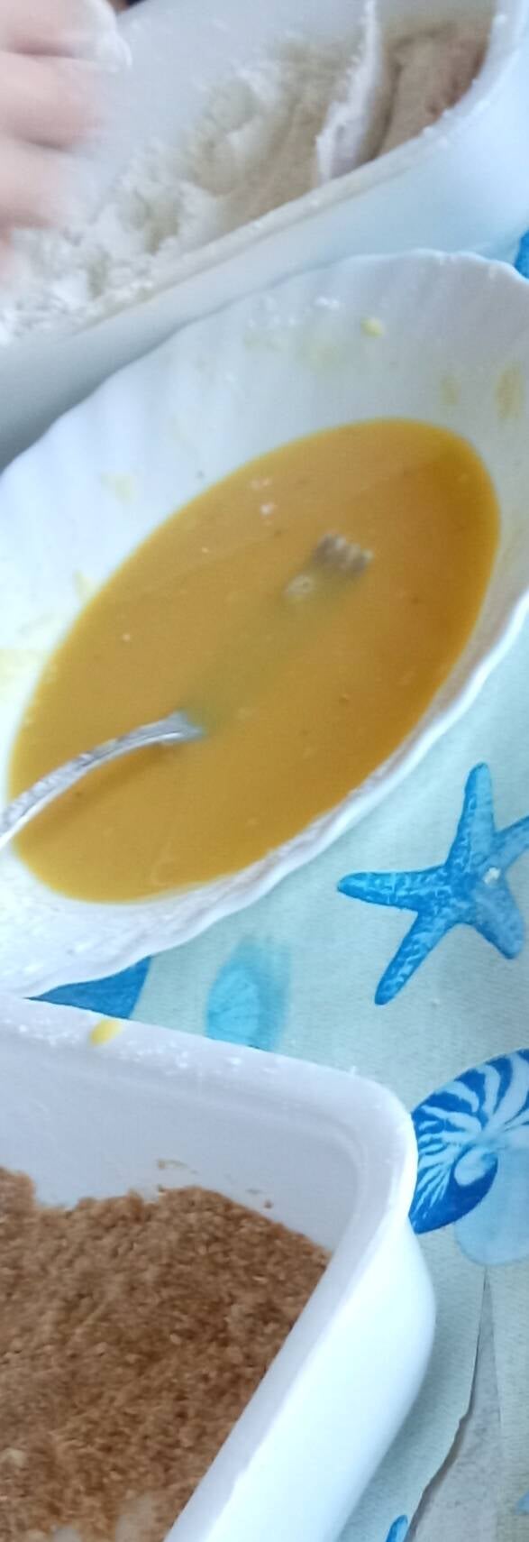 Impanatura con farina, uova e pangratato.