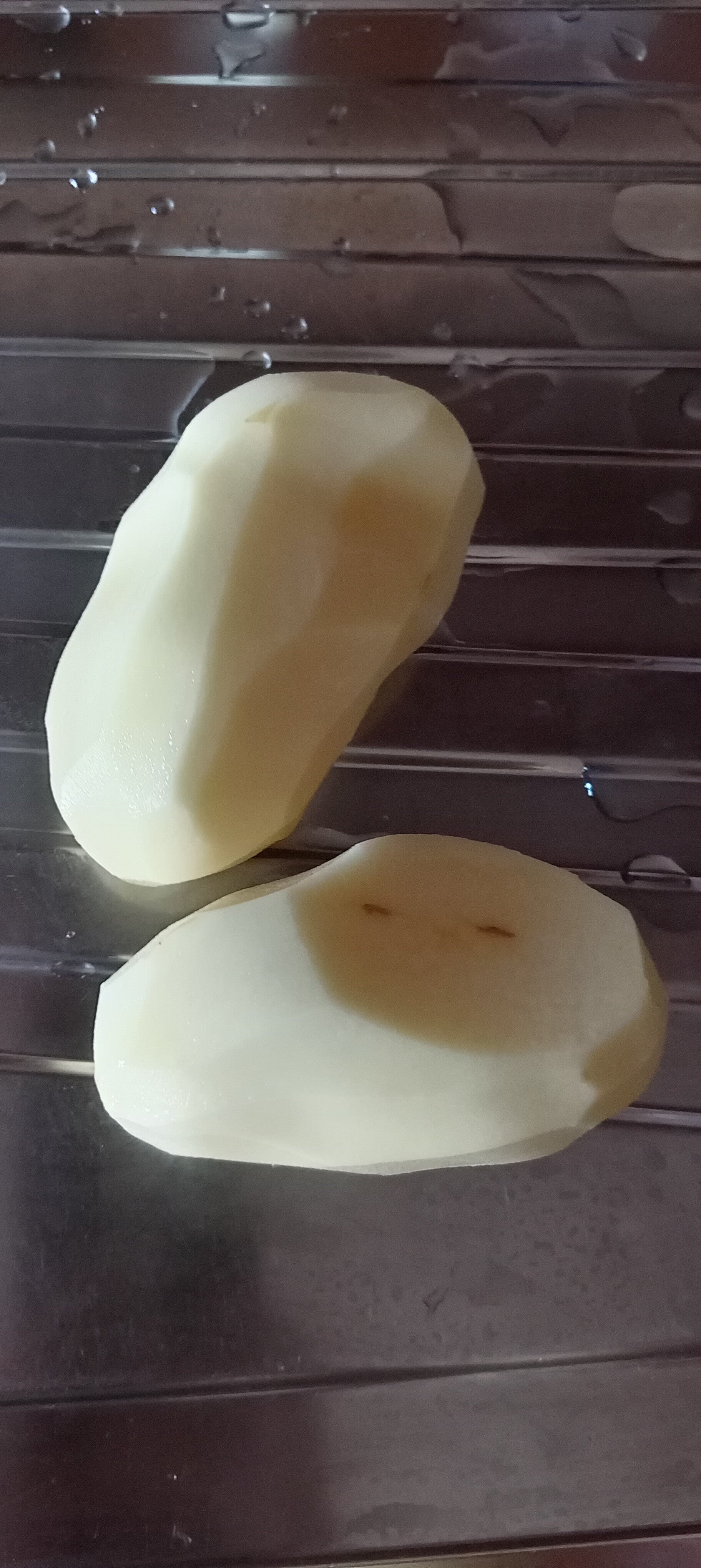 Patate sbucciate . 