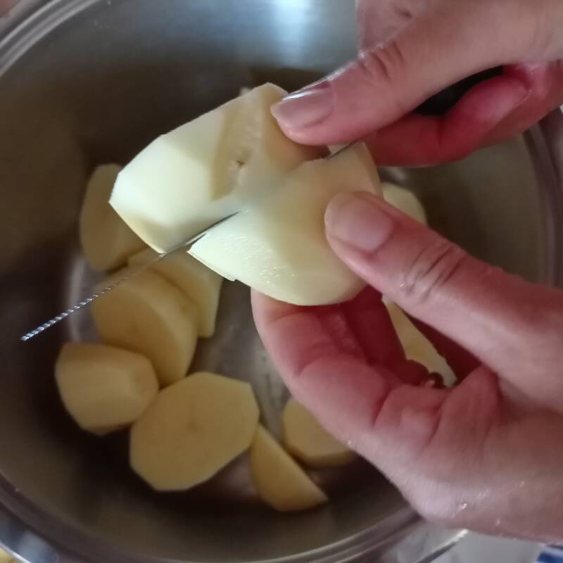 Patate tagliate a pezzetti.