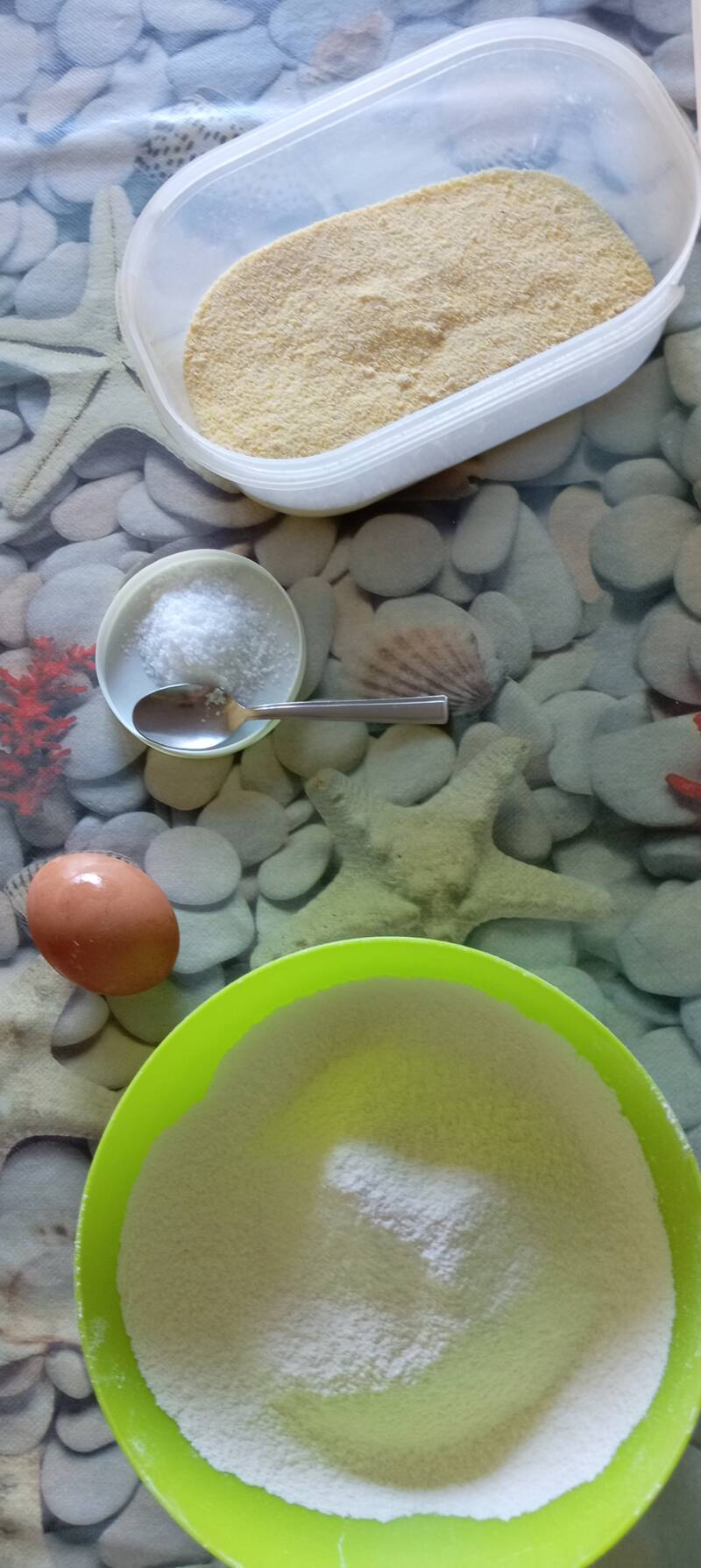 Mise en place dei ingredienti: farina, uovo, sale e semola.