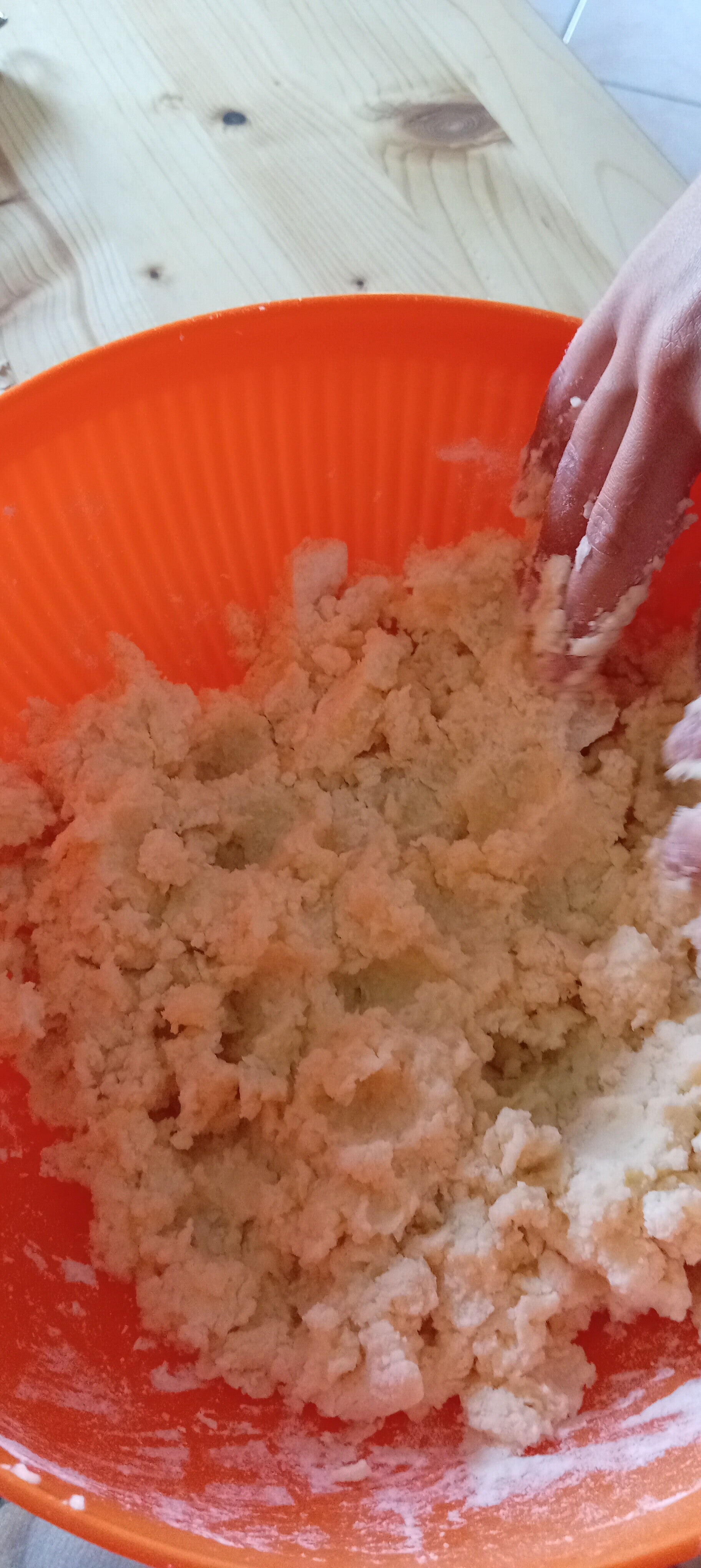 Patate impastarefino ad ottenere un impasto morbido e compatto.