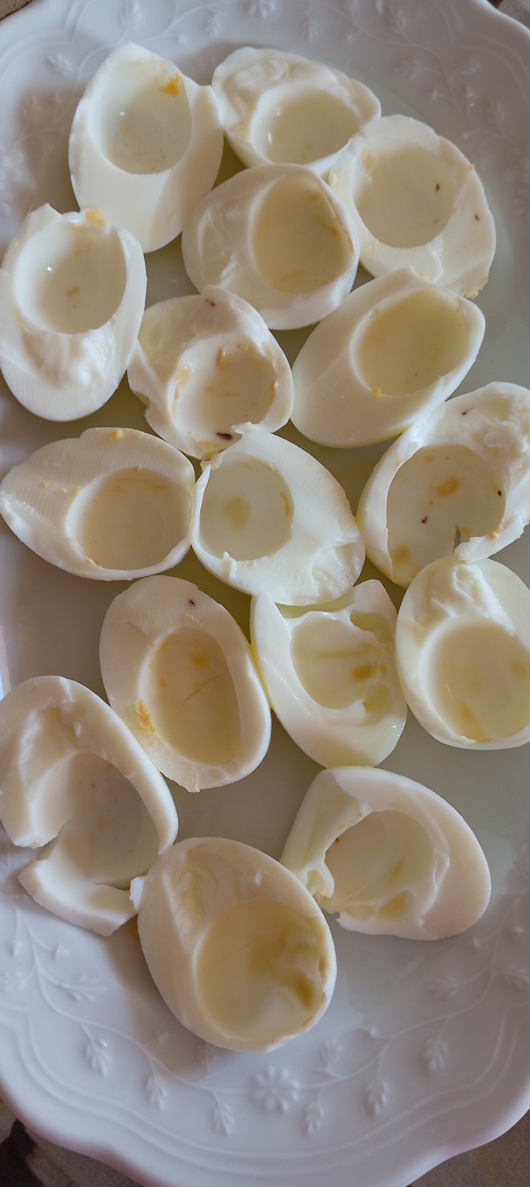 Albumi uova tagliati a metà nel senso della lunghezza.