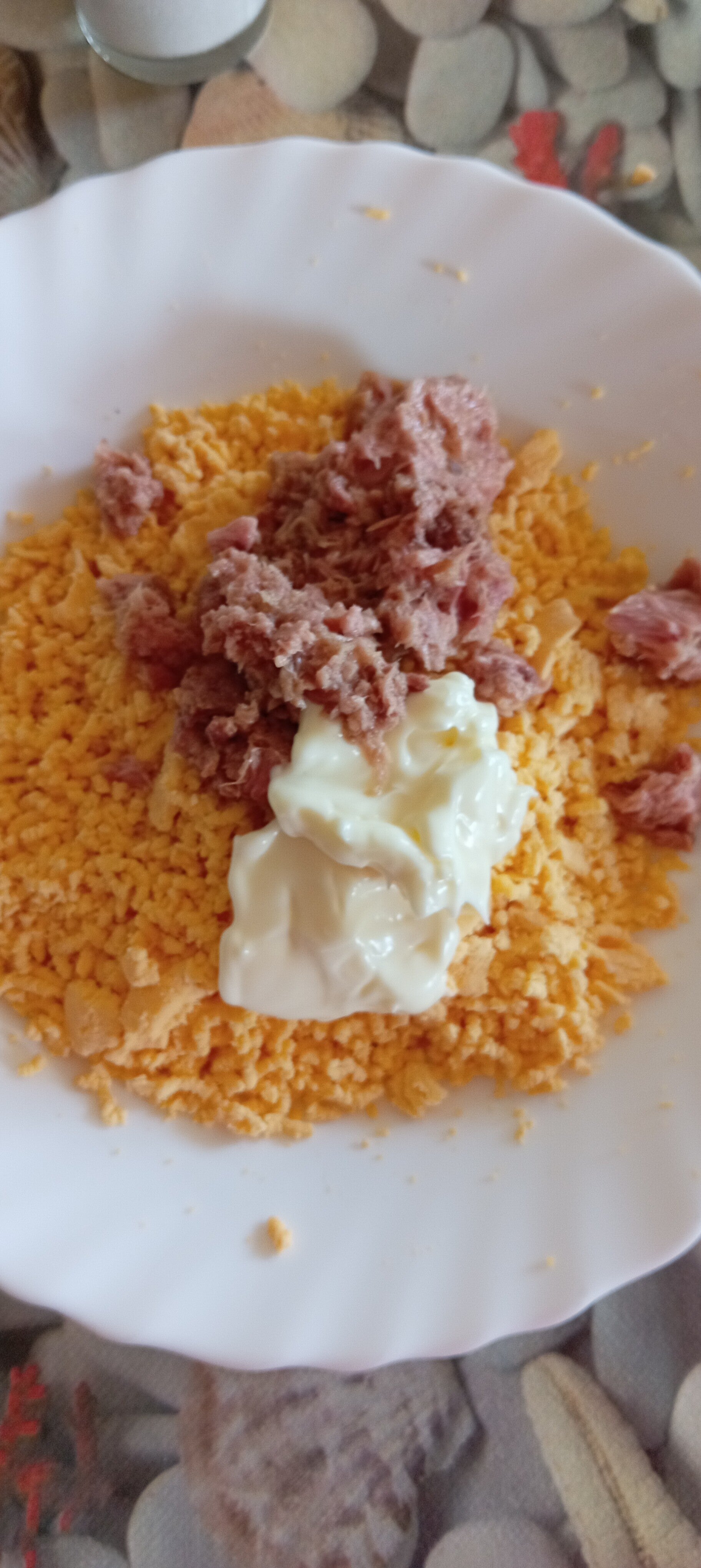 Tuorli con maionese e tonno.