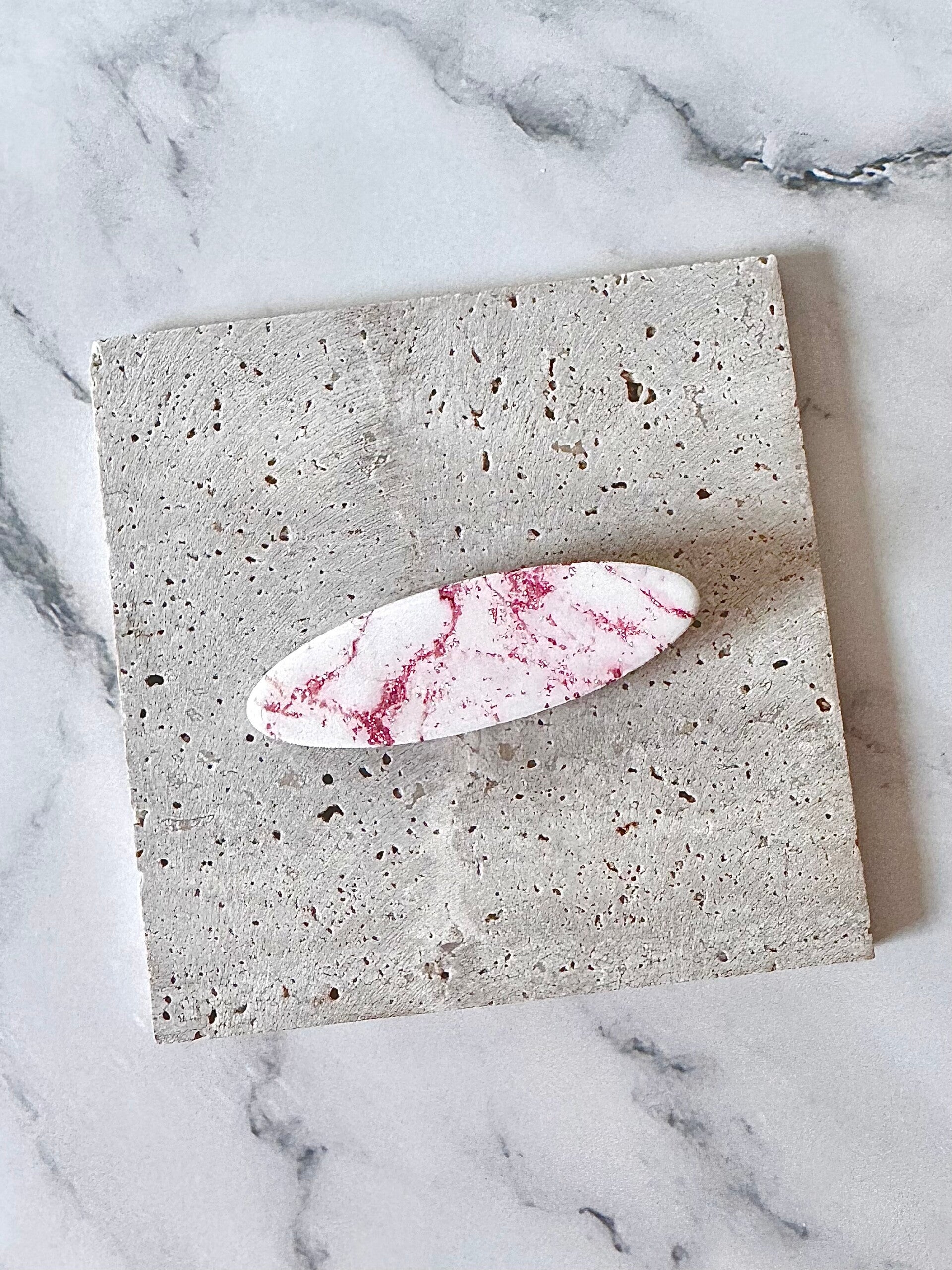 Haarclip marmer patroon met roze glitter, glanslaag