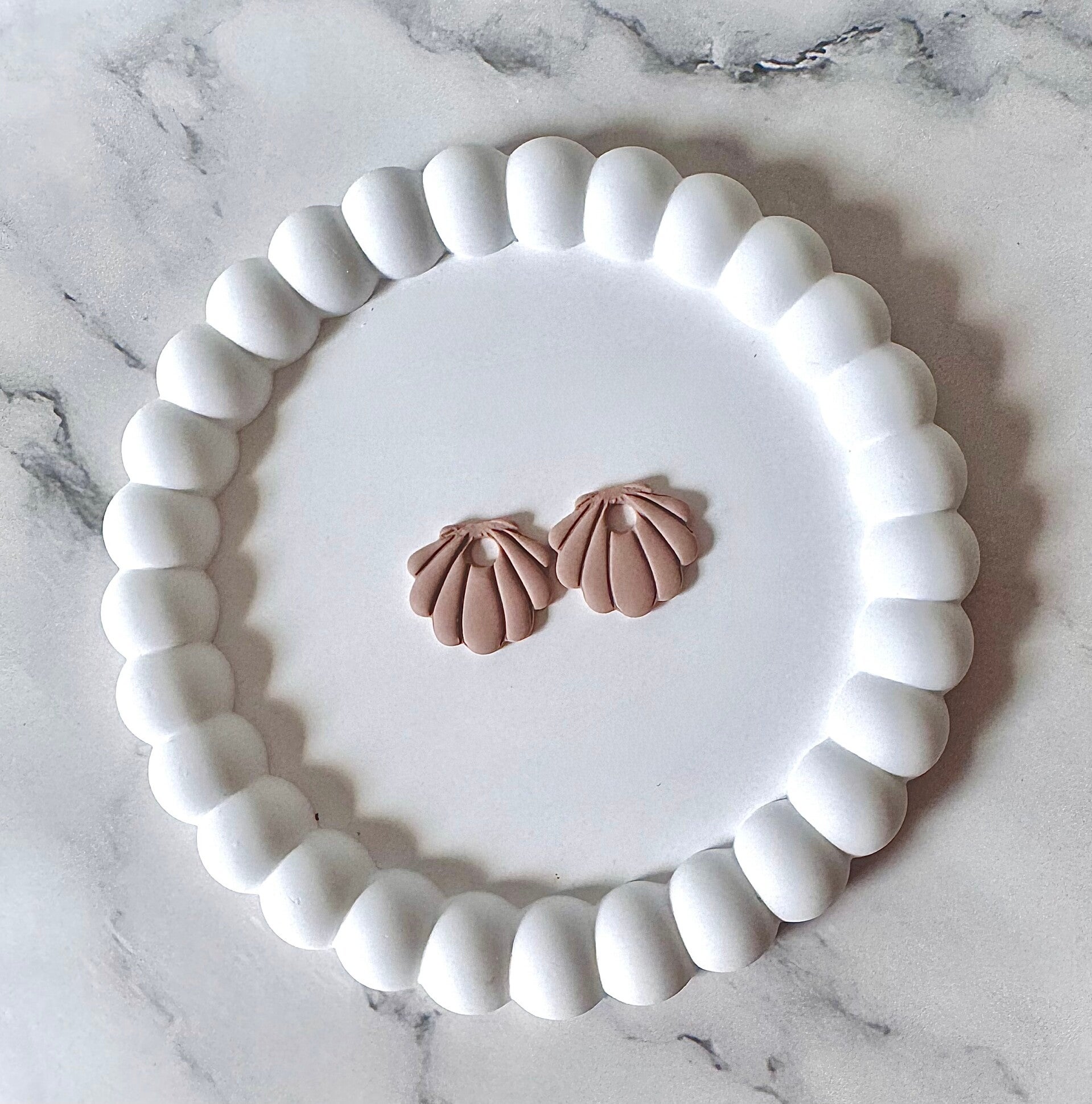 Hanger schelp taupe