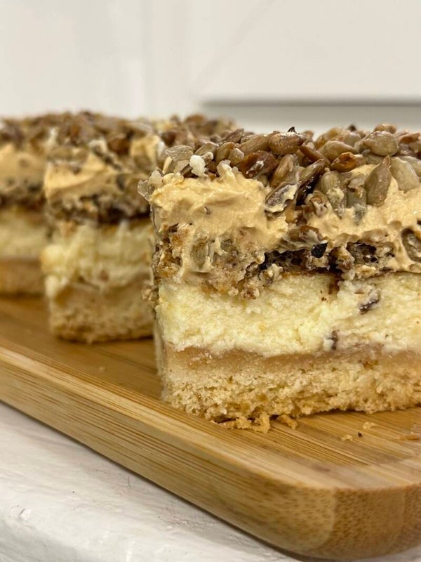 Sernik z orzechową bezą i kremem kajmakowym