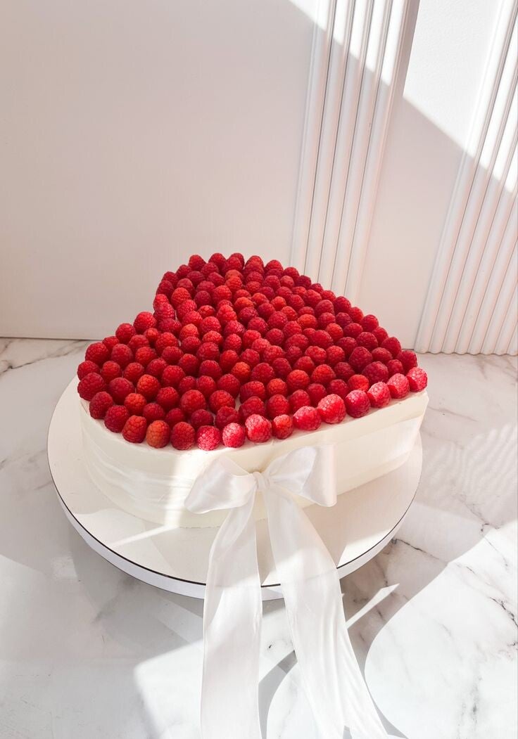 Tort weselny w kształcie serca z bitą śmietaną