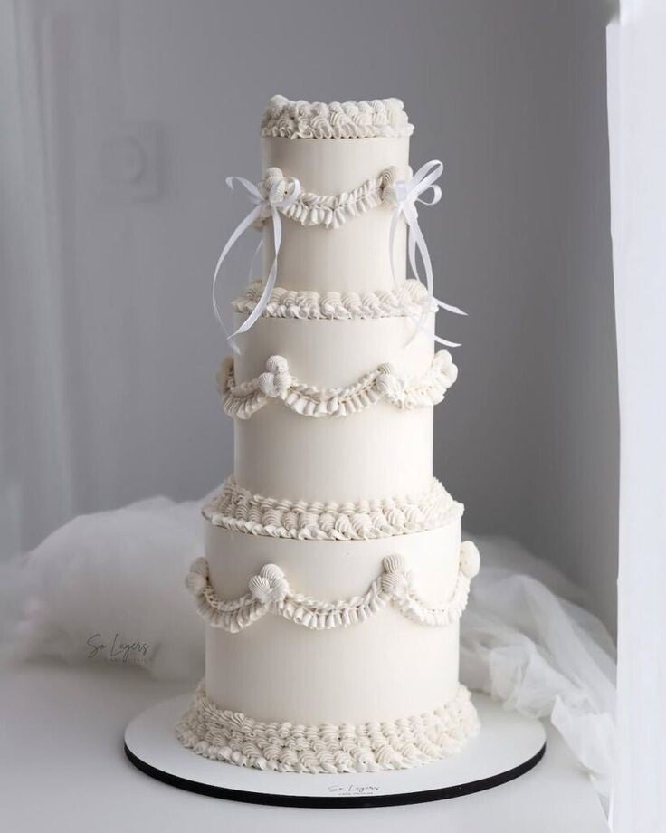 Tort weselny w stylu vintage z kokardkami