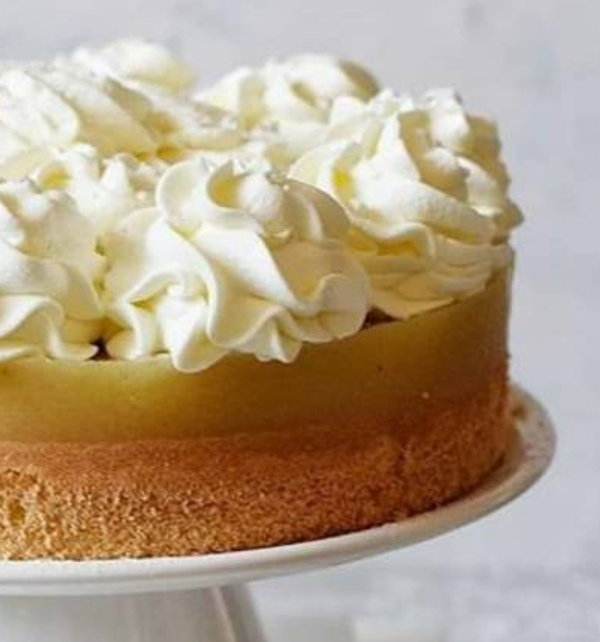 Tort jabłkowy z bitą śmietaną