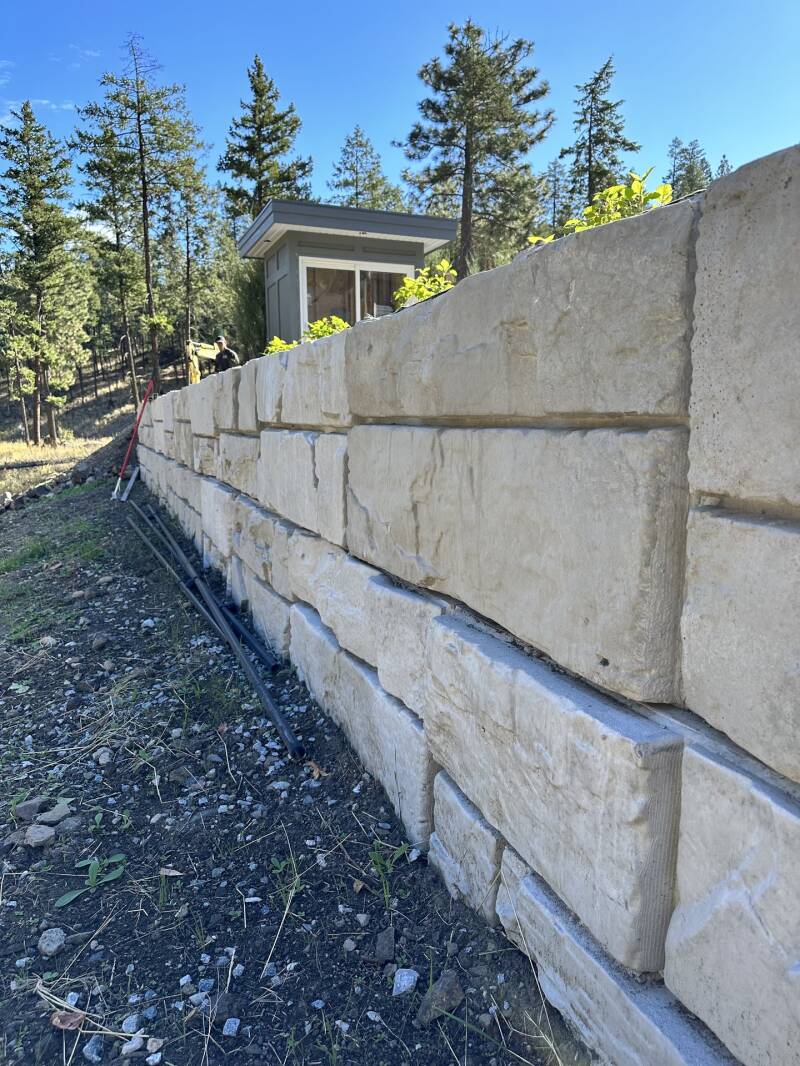 Large-block retaining wall detail