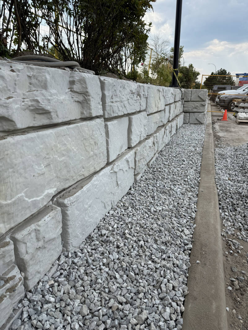 Large-block retaining wall installation