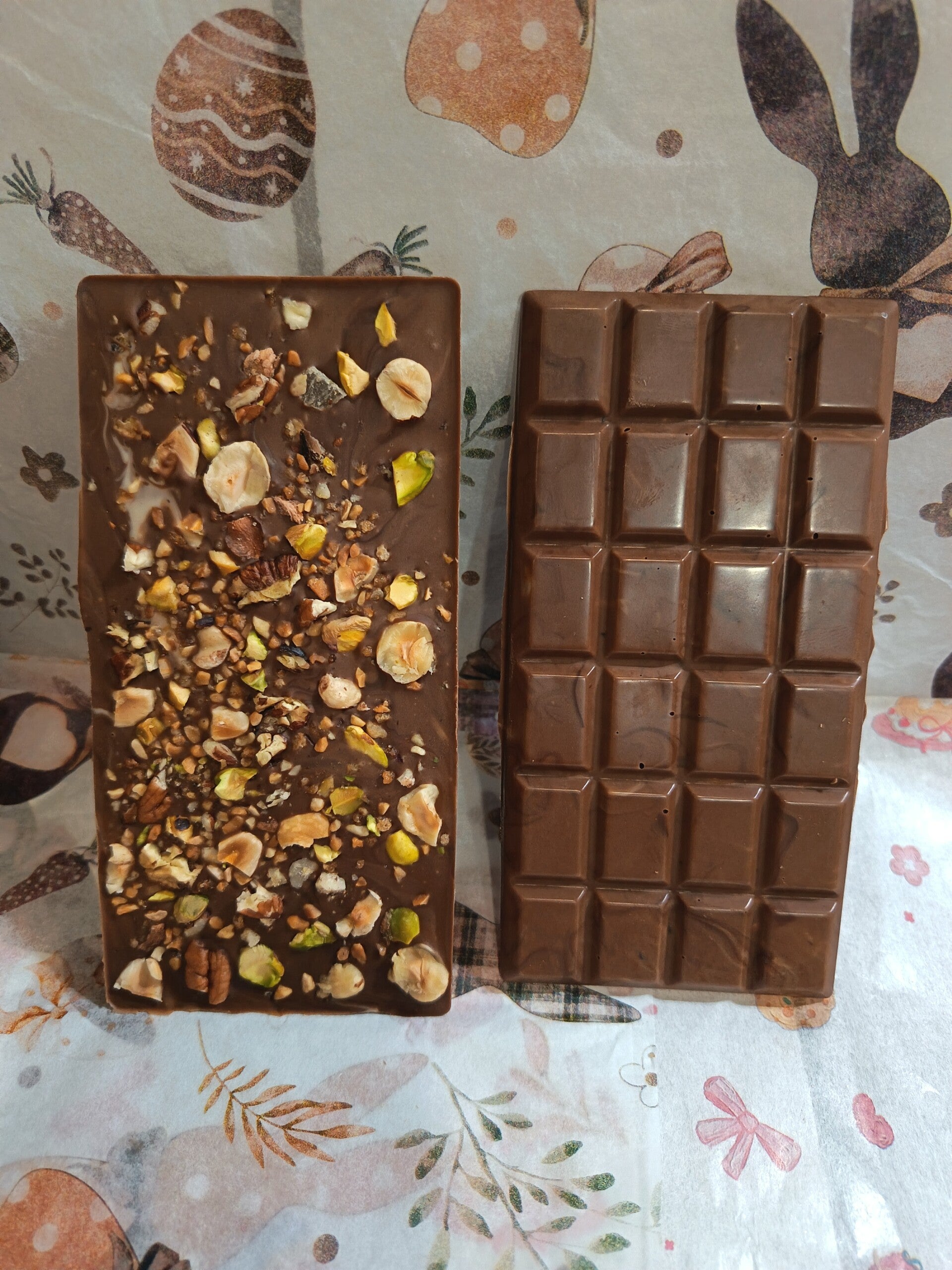 Tablette chocolat lait, noisette, pistache, noix de pécan, praliné.