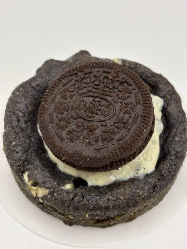 Oreo Midnight cookie