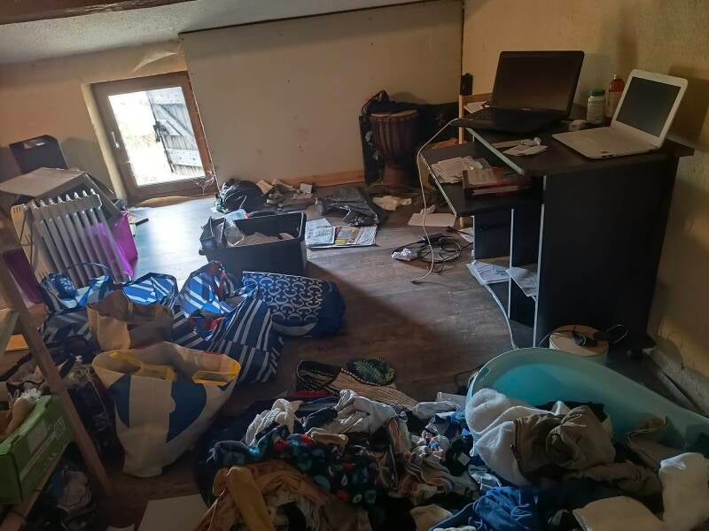 Pièce mansardée encombrée avant intervention — photo réelle NEA