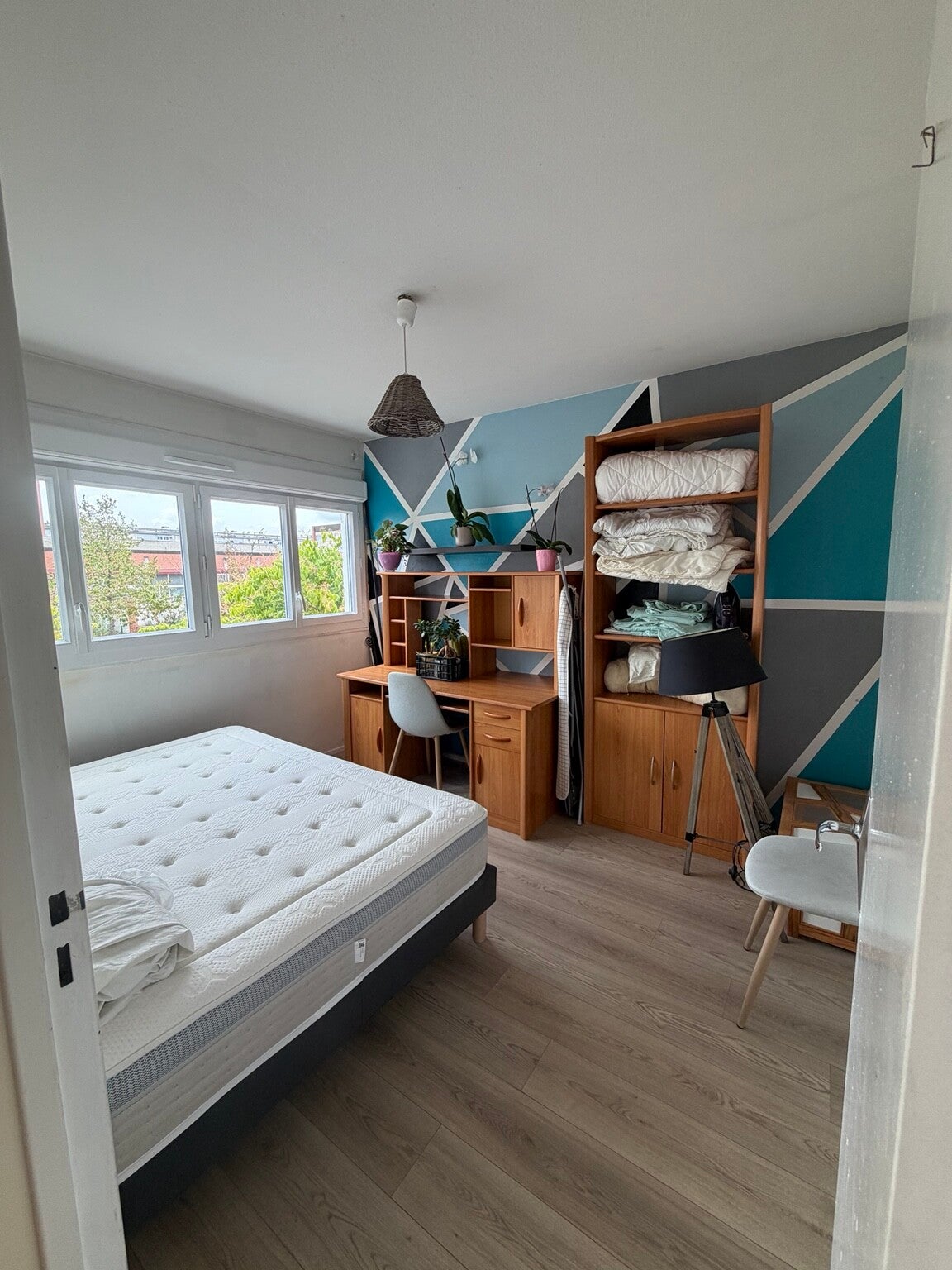 Chambre lumineuse avec matelas blanc — photo réelle NEA