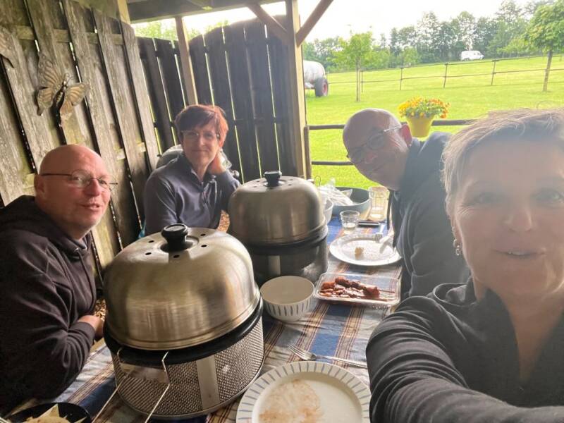 Camperplaats Brakkenhof barbeque onder de overkapping ideaal als het regent 
