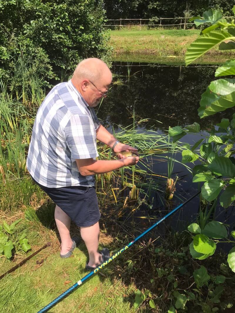 camperplaats met mogelijkheid om te vissen  