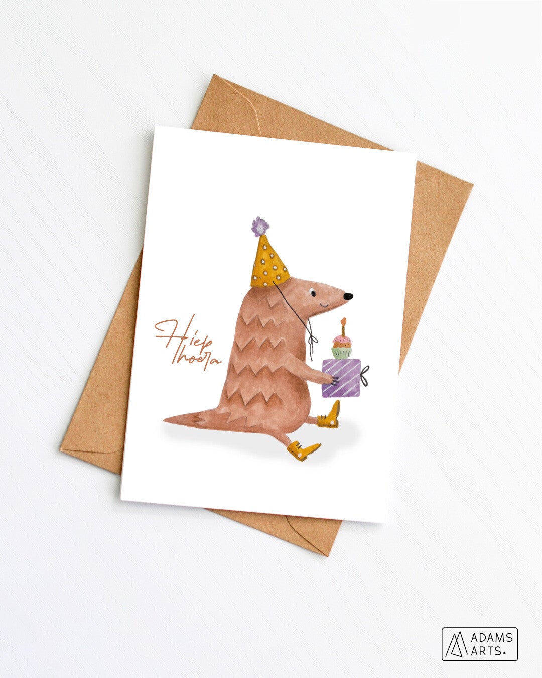 Verjaardagskaart // Hiep hoera - schubdier met cadeau & cupcake