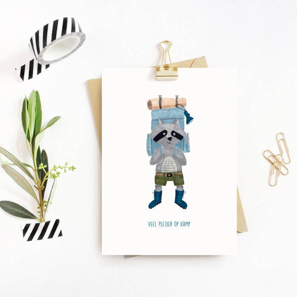 Kampkaart // Veel plezier op kamp - wasbeer met trekrugzak