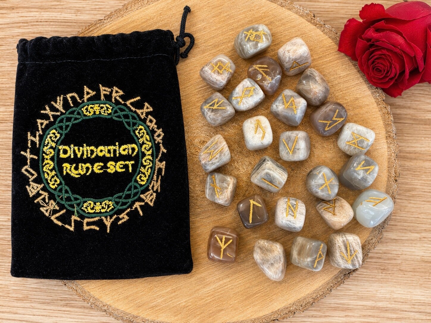 Runes en Pierre de Lune – Intuition & Guidance Spirituelle ✨