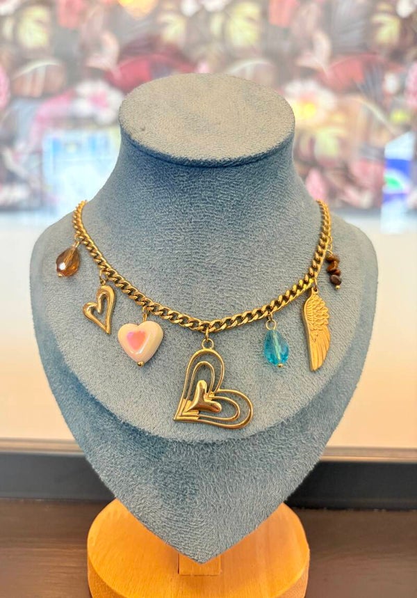 Collier en acier inoxydable doré – Cœurs, aile d’ange & œil de tigre