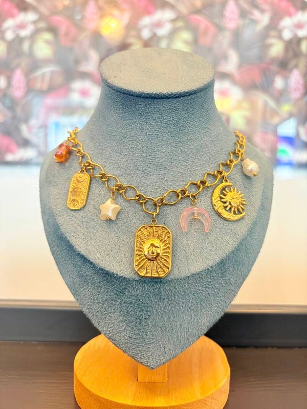 Collier en acier inoxydable doré – Soleil & symboles célestes