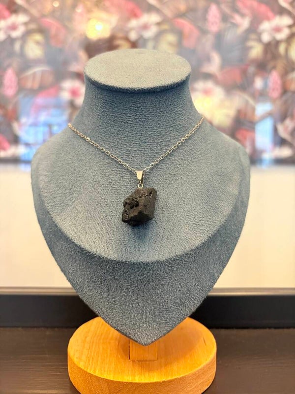 Collier en Acier Inoxydable & Tourmaline Noire Brute – Protection • Ancrage • Purification