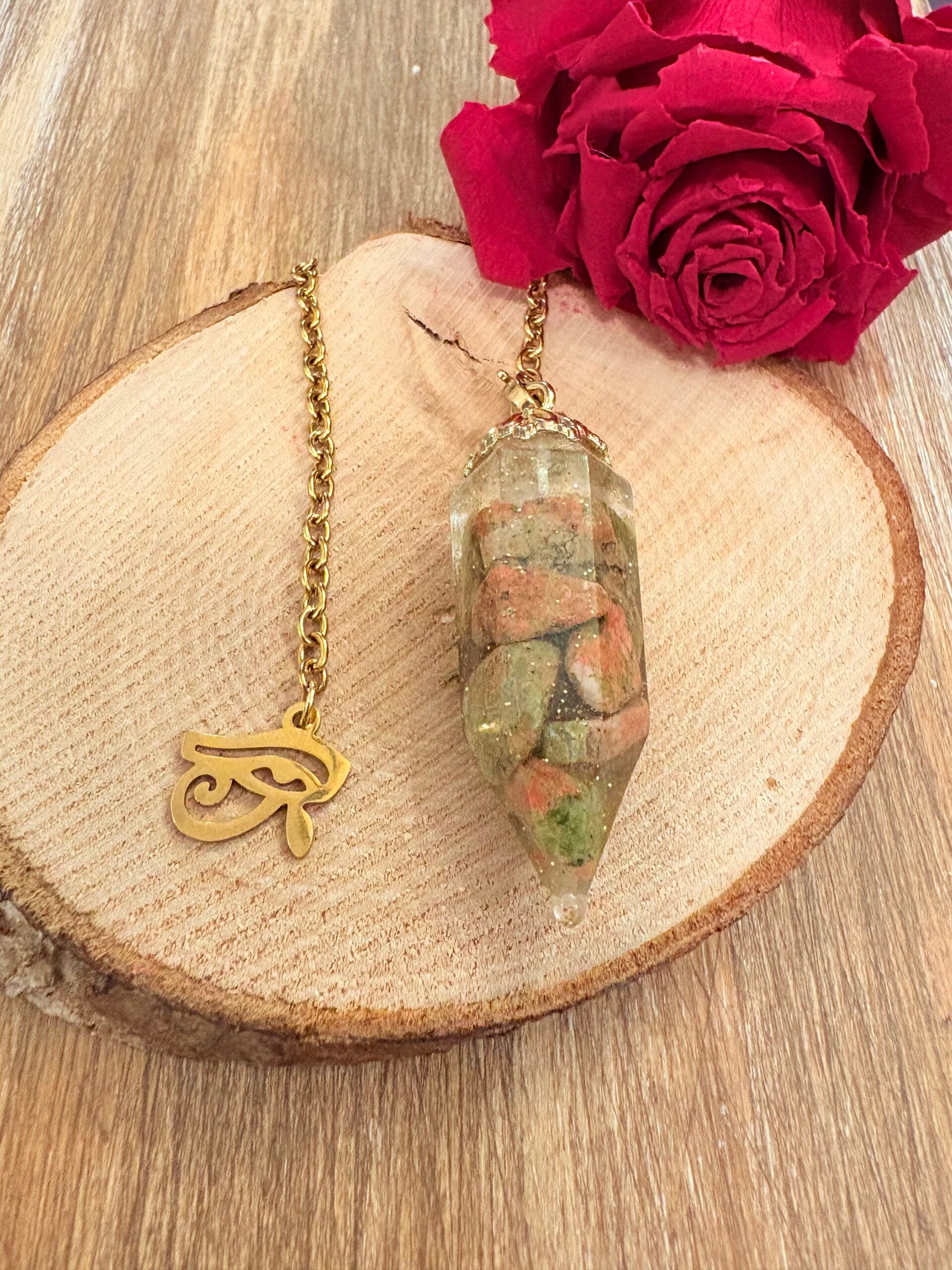 Pendule artisanal en Unakite – Chaîne en argent – Œil protecteur