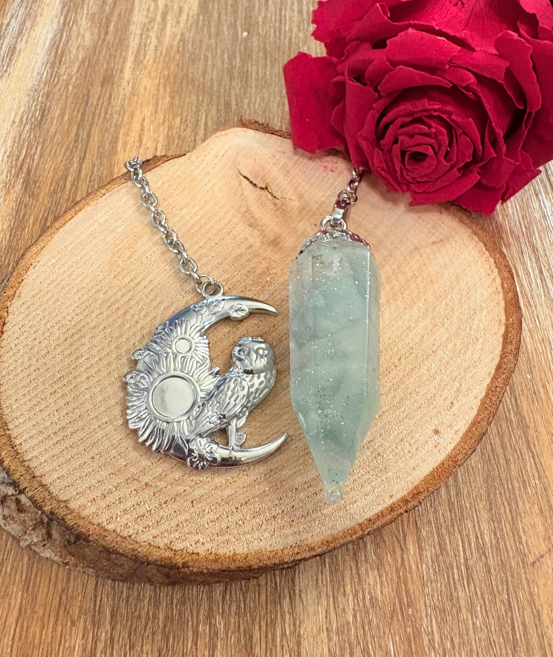 Pendule artisanal en Aventurine verte – Chaîne en argent – Symbole lunaire