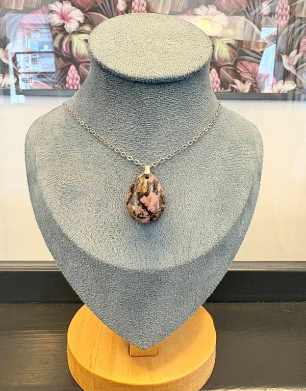 ✨ Collier goutte Rhodonite – Douceur du cœur & harmonie émotionnelle ✨