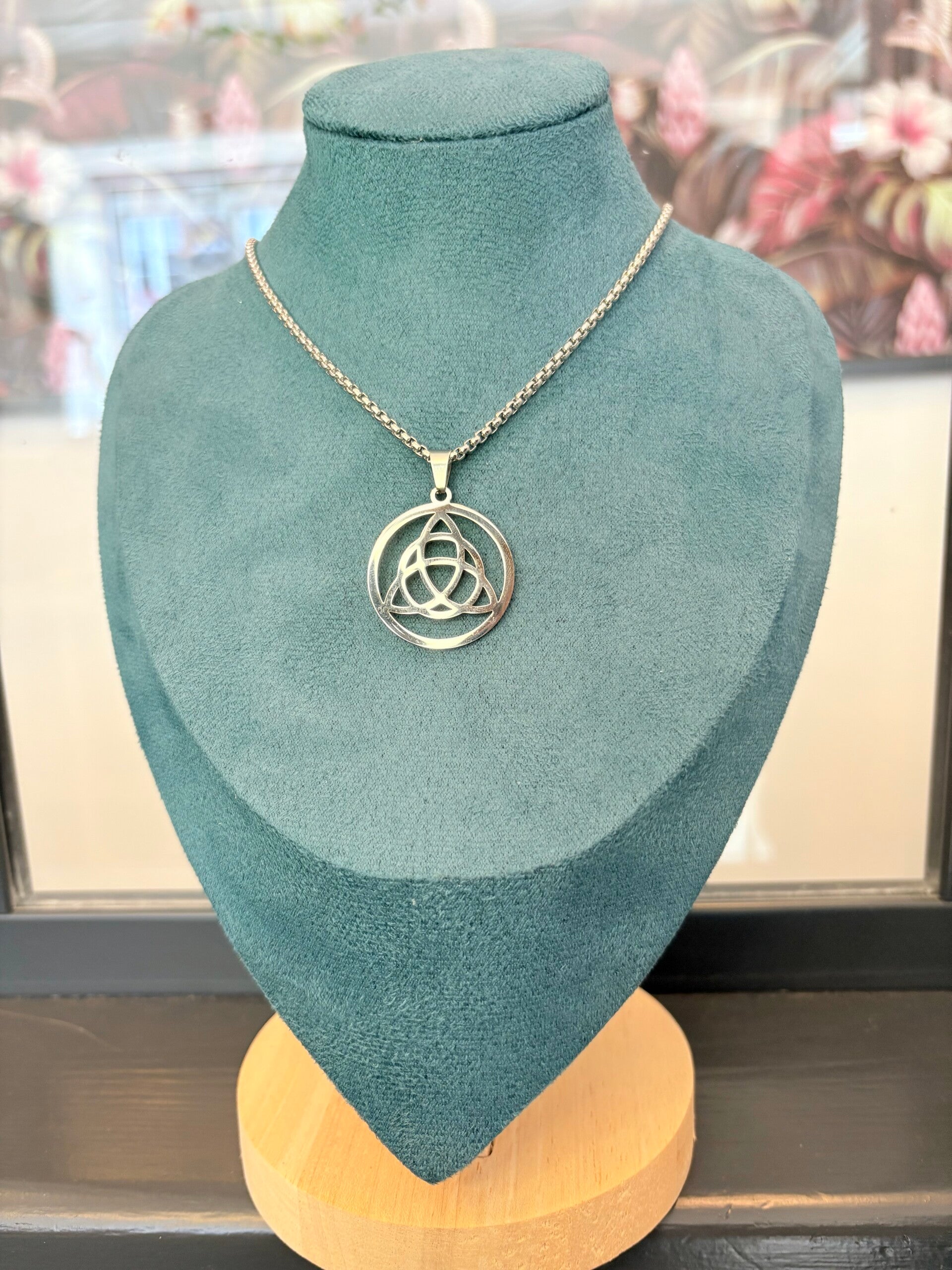Collier en acier inoxydable – Symbole Triquetra (Trinité Celtique)