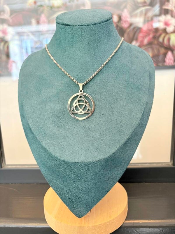Collier en acier inoxydable – Symbole Triquetra (Trinité Celtique)