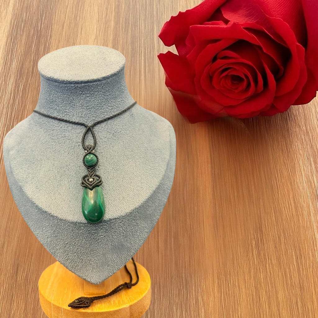 Collier en macramé & Malachite – Création artisanale réglable