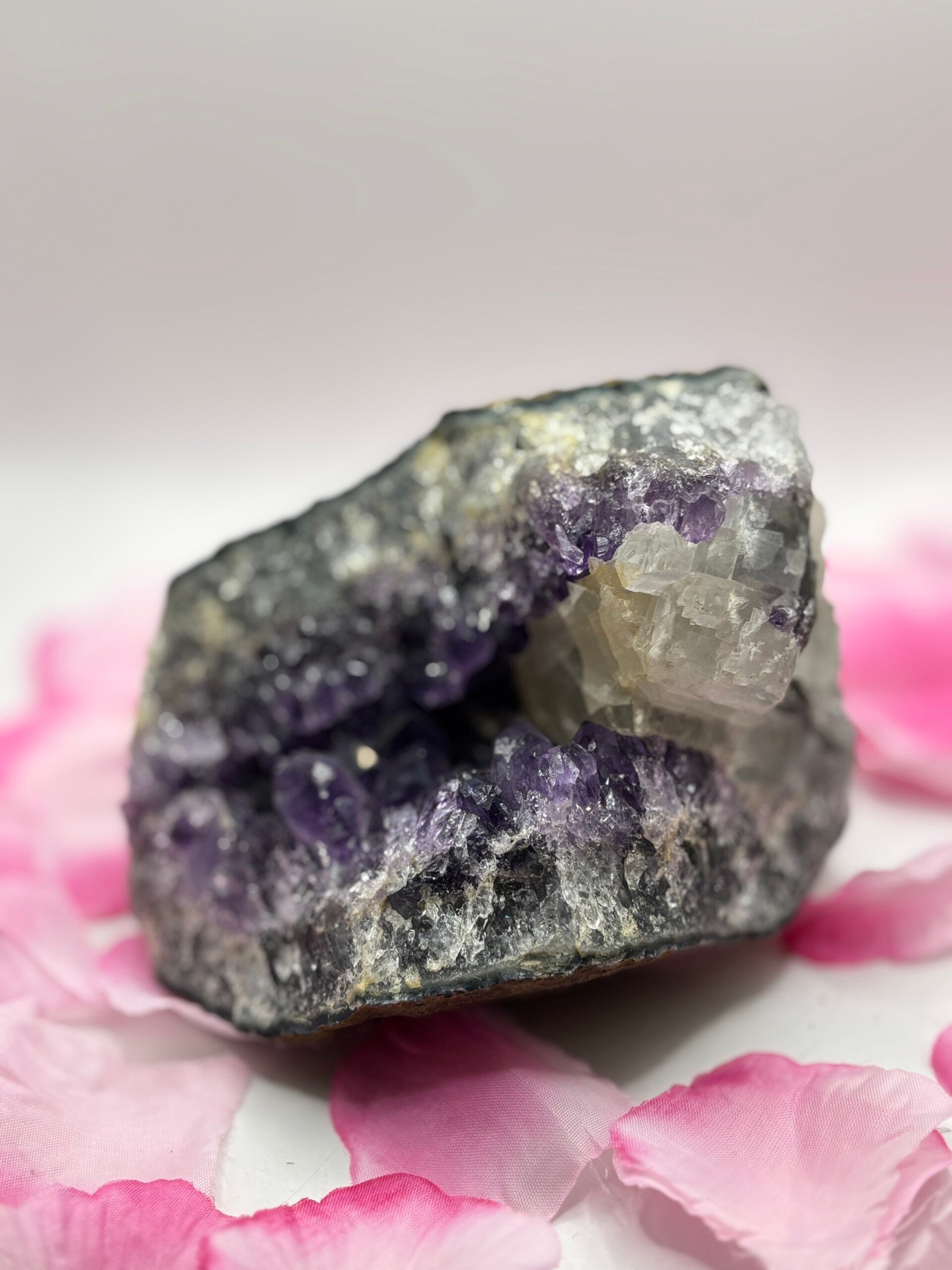 Amethist met Calciet