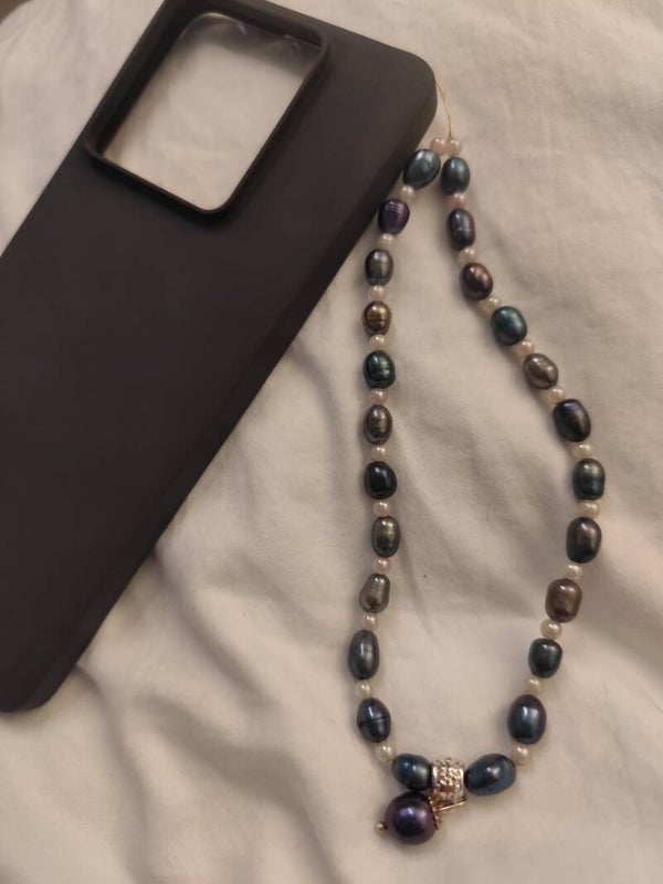 Bijoux de portable en perles d'eau douce.